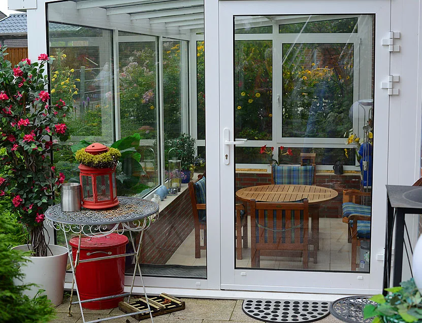 Wohn- und Schlafbereich der Souterrainwohnung mit Wintergarten
