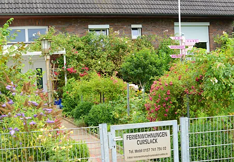 Ferienwohnungen Curslack: Backsteinhaus mit blühendem Vorgarten